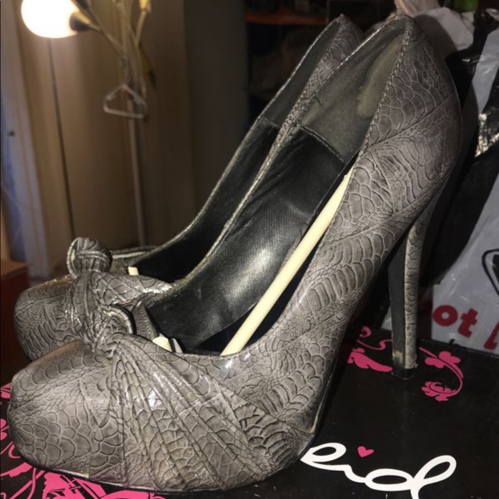 Grey snake heels. Pumps. Platforms